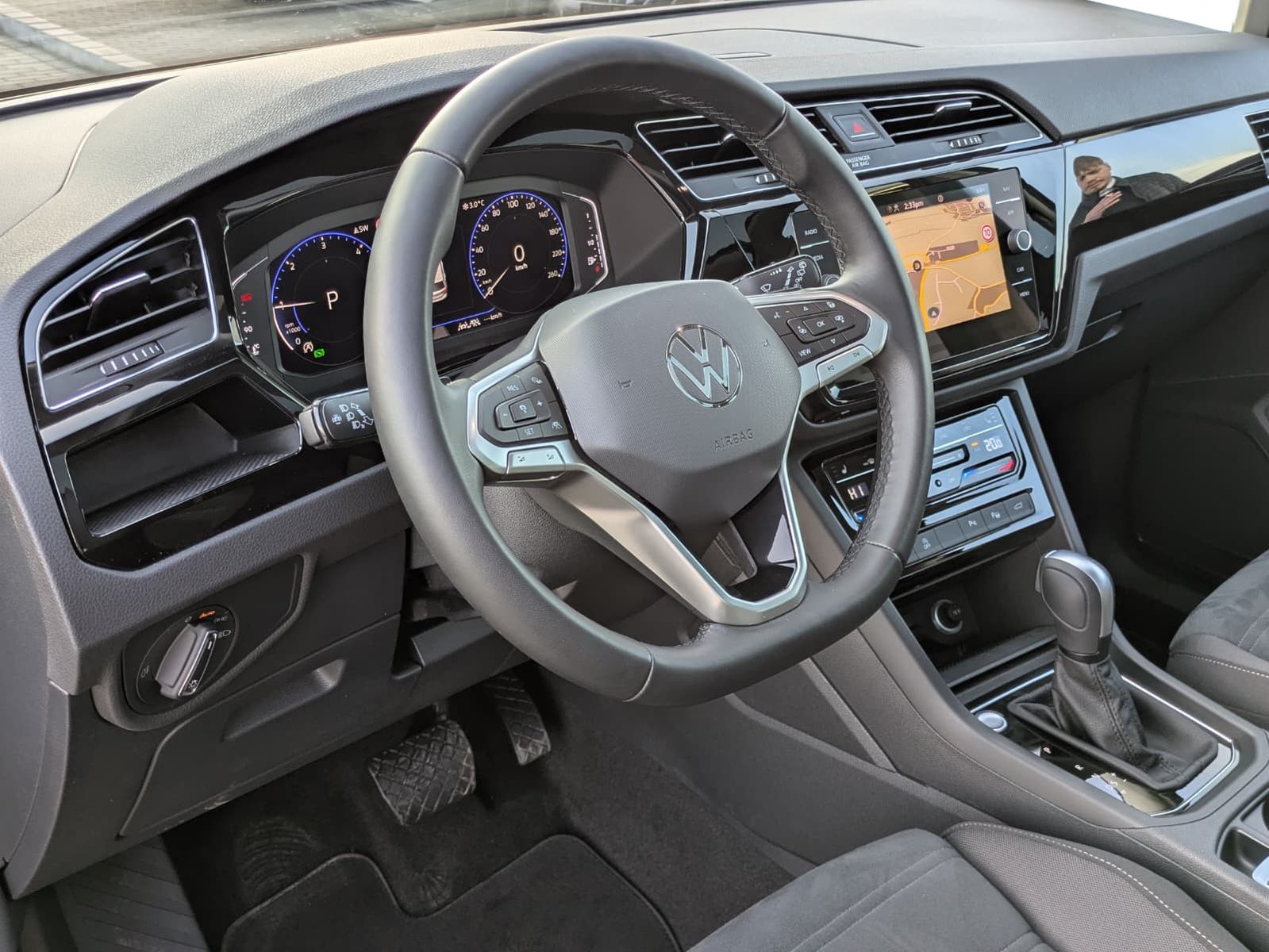 Fahrzeugabbildung Volkswagen Touran 2.0 DSG R-Line High. Pano 7-Si IQ.Dri AHK