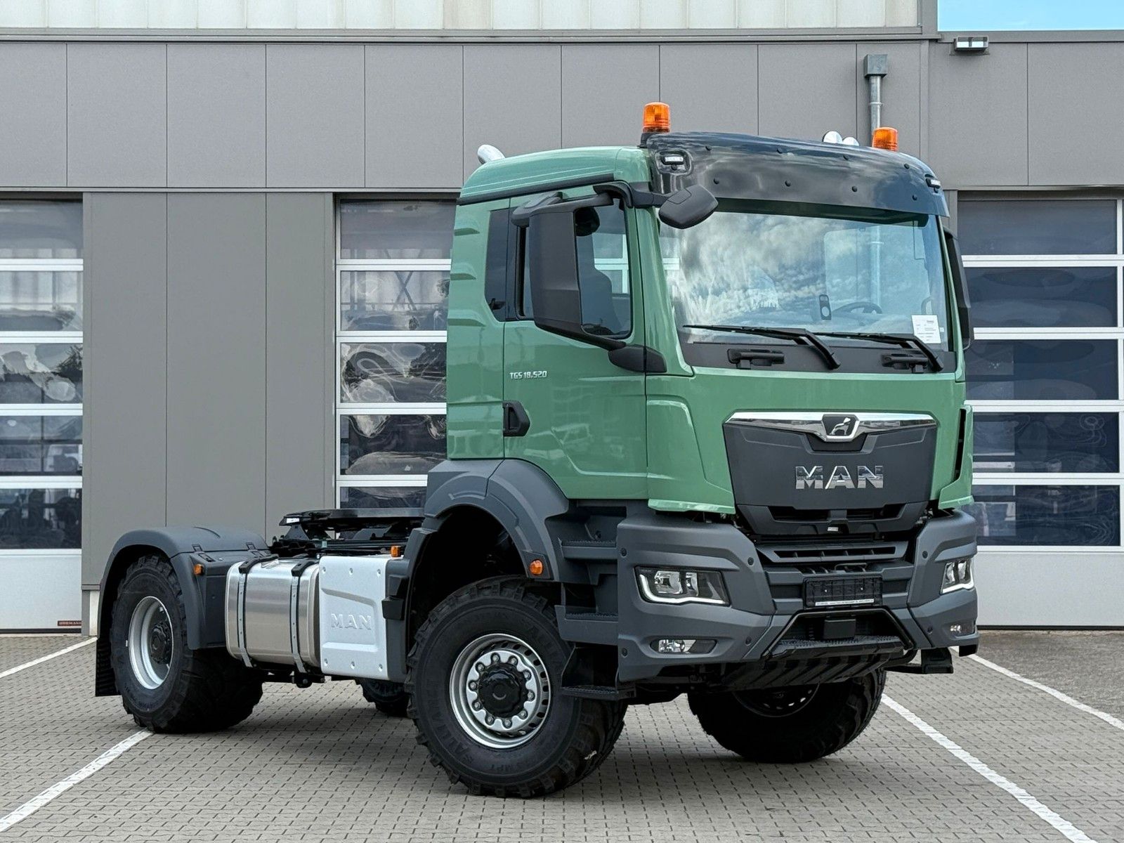 Fahrzeugabbildung MAN TGS 18.520 BL SA 4x4 mit Hydraulikvor* Einzelbe*