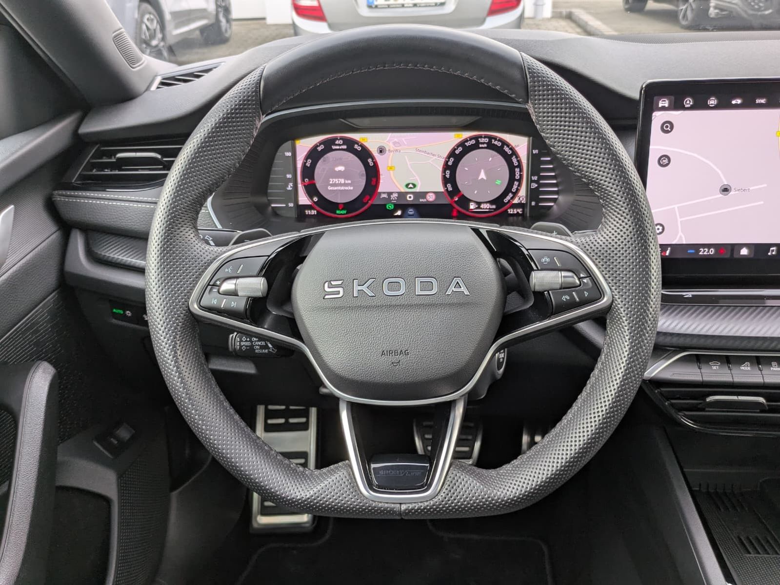 Fahrzeugabbildung SKODA Octavia 1.5 DSG Sportline PANO*MATRIX*AHK*5J.GAR