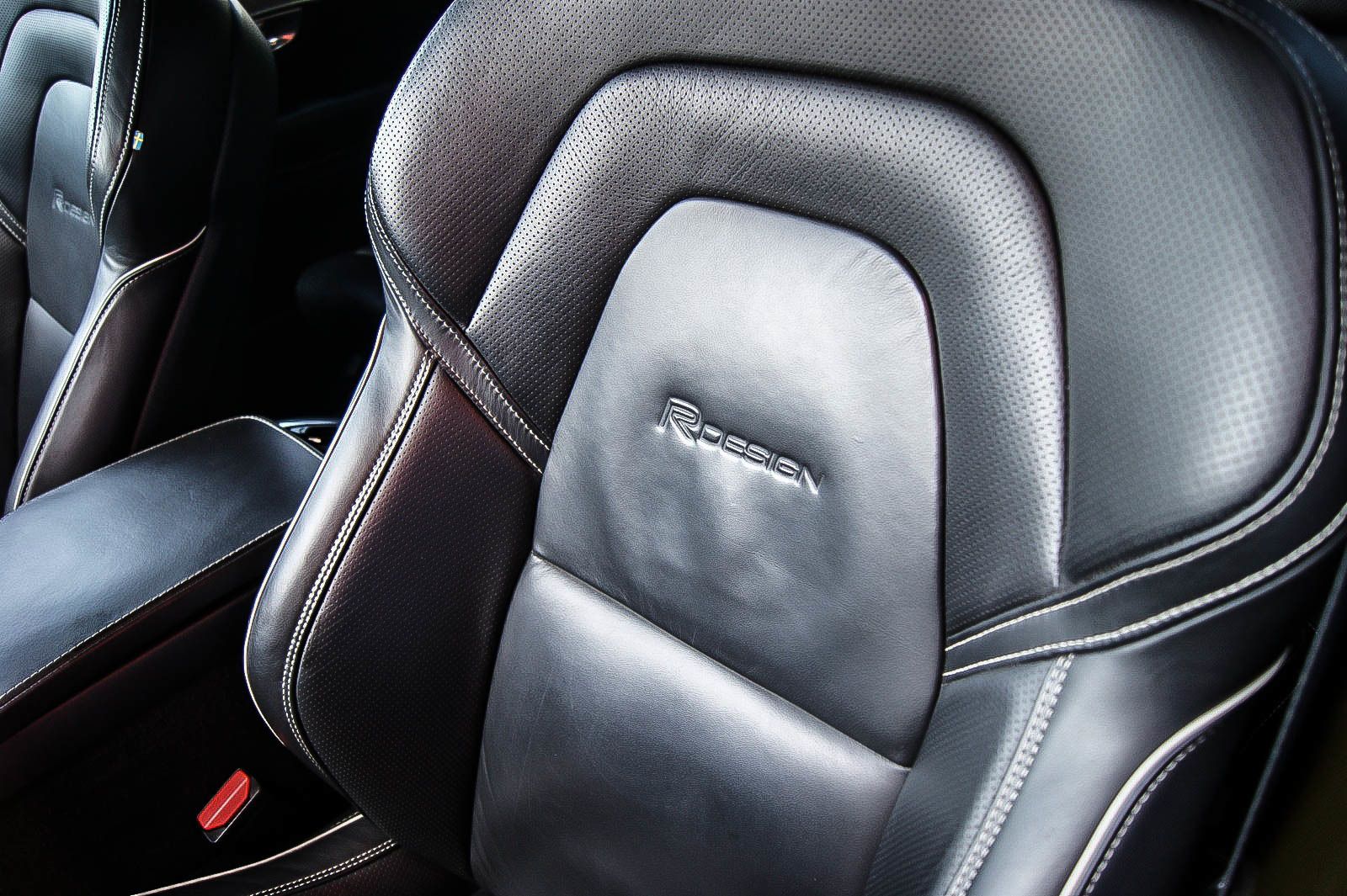 Fahrzeugabbildung Volvo XC90 T8 Hybrid R-DESIGN AWD 22-ZOLL STANDHEIZUNG