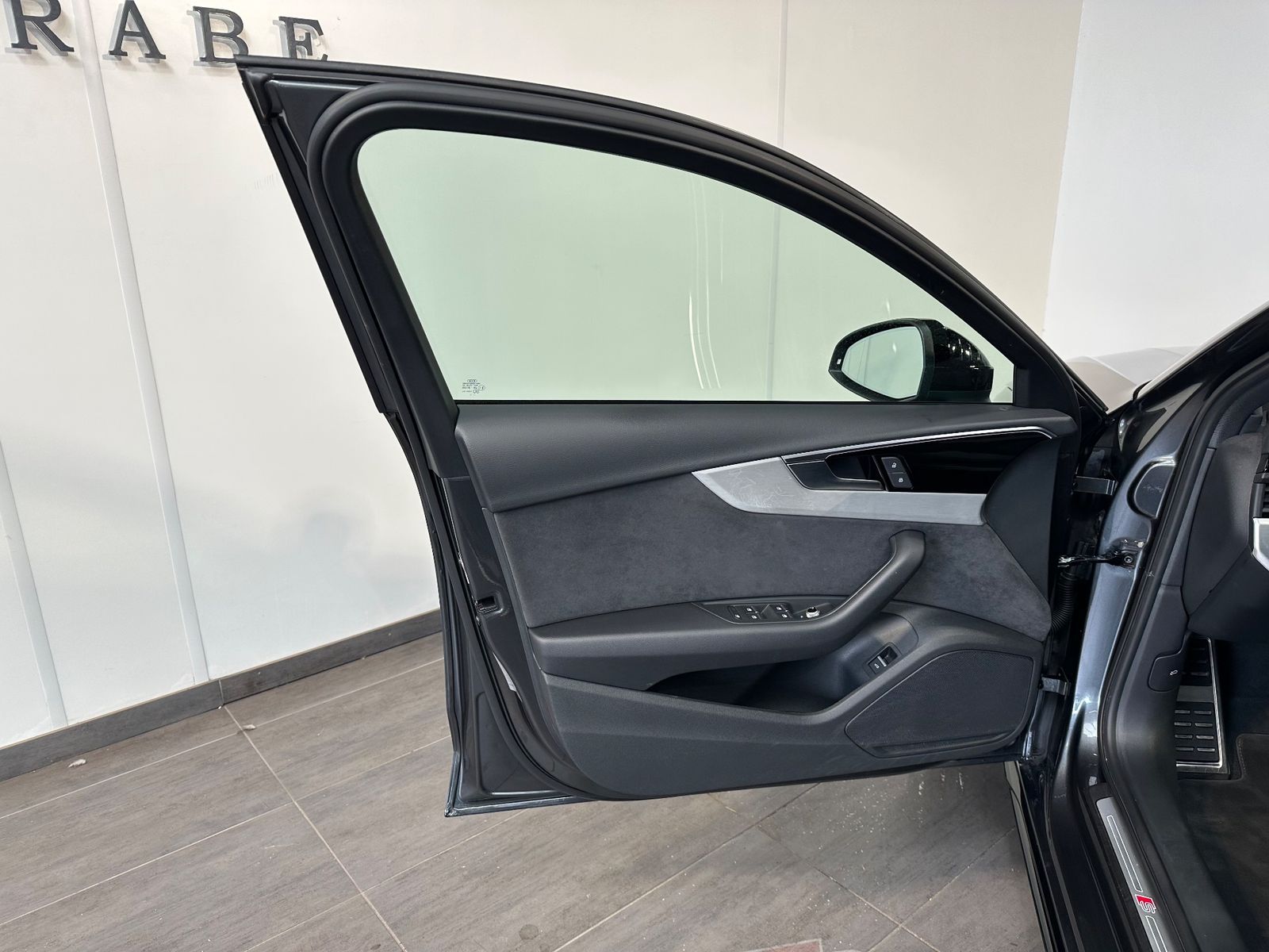 Fahrzeugabbildung Audi A4 40 TDI S-Line Black NAV+LED+PANO+AHK+KAM