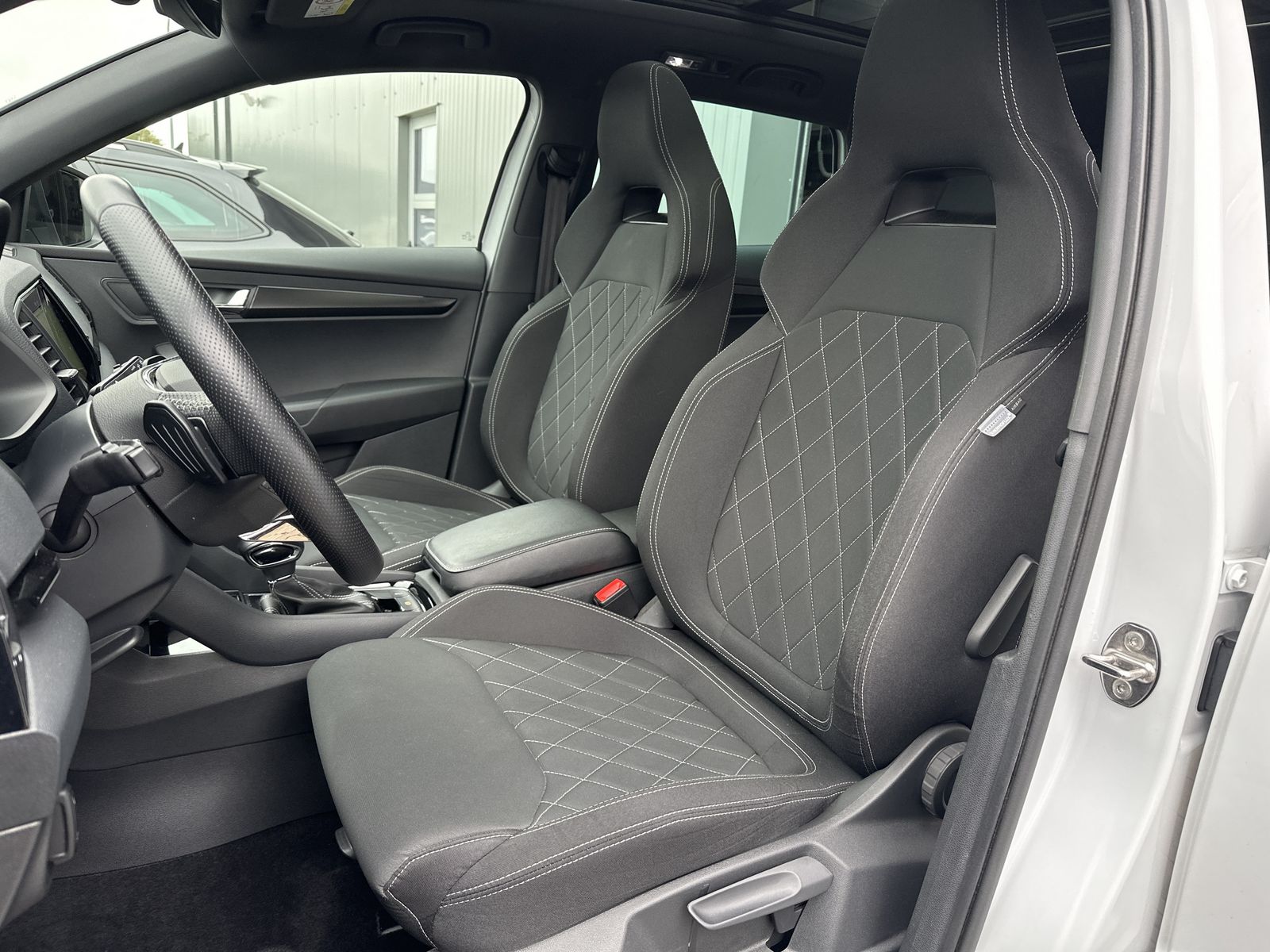 Fahrzeugabbildung SKODA Karoq 1.5 TSI DSG Sportline NAV+MATRIX+AHK+PANO