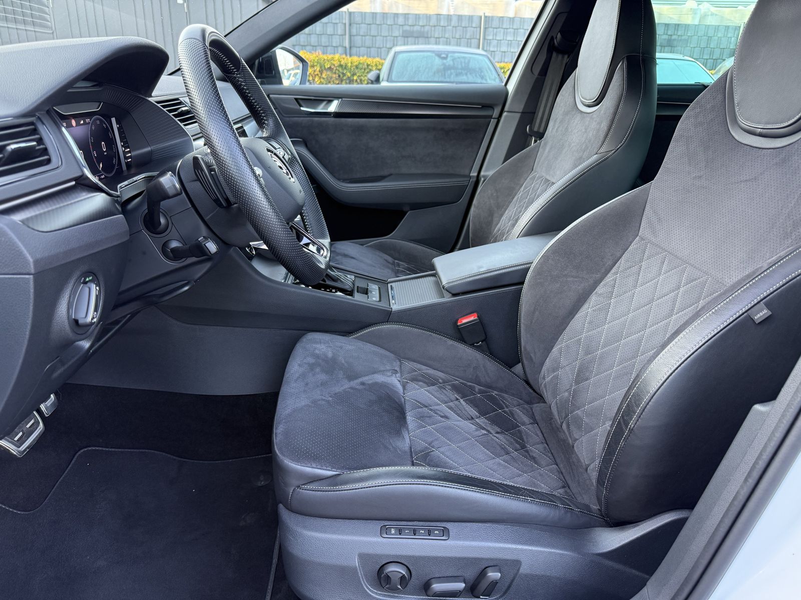 Fahrzeugabbildung SKODA Superb Combi Sportline 4x4 NAV+LED+AHK+360°+19ZO