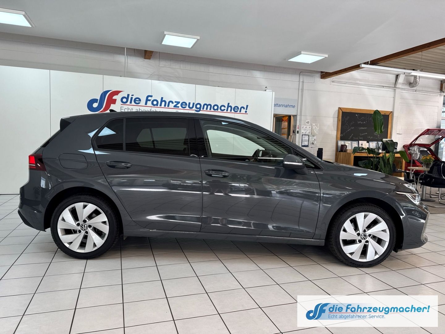 Fahrzeugabbildung Volkswagen Golf VIII 2.0 TDI 110 kW Life Digitales Cockpit