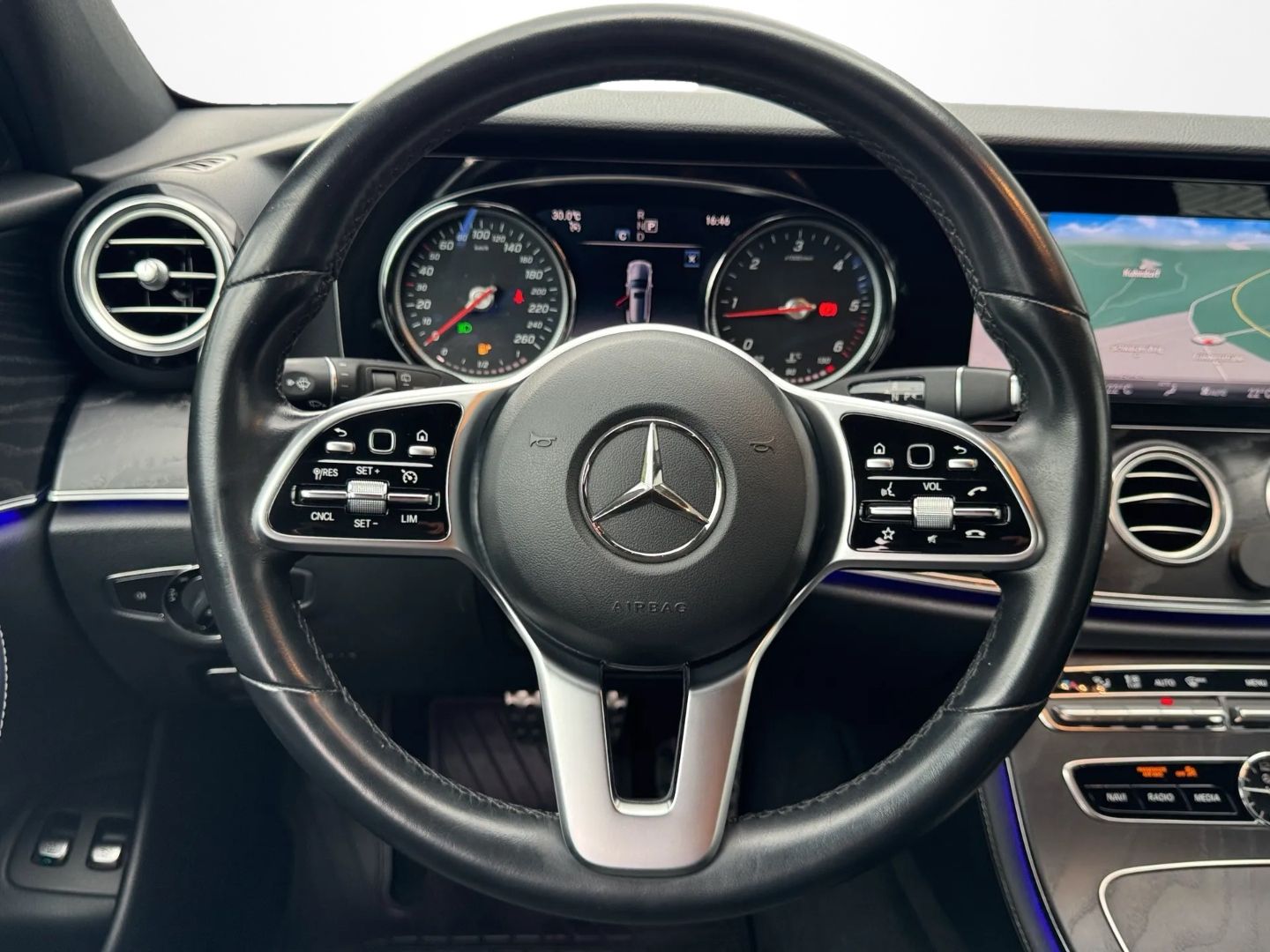 E 220 Avantgarde * NAVI*LED*AHK*