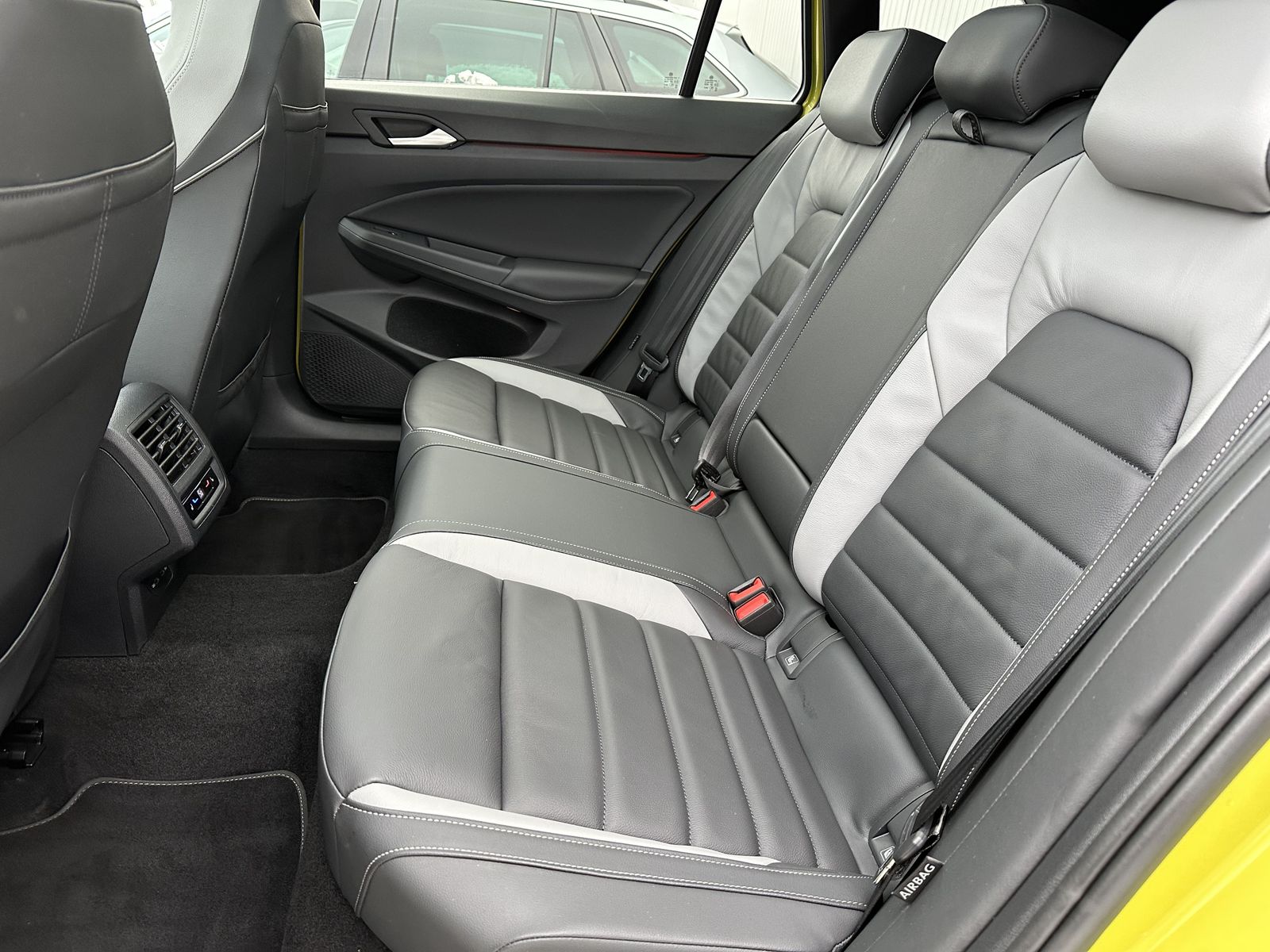 Fahrzeugabbildung Volkswagen Golf Variant 2.0 TSI DSG R-Line NAV+LED+AHK+PANO