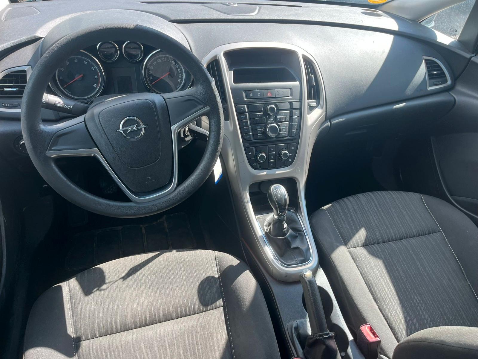 Opel Astra 2011 — photo 6