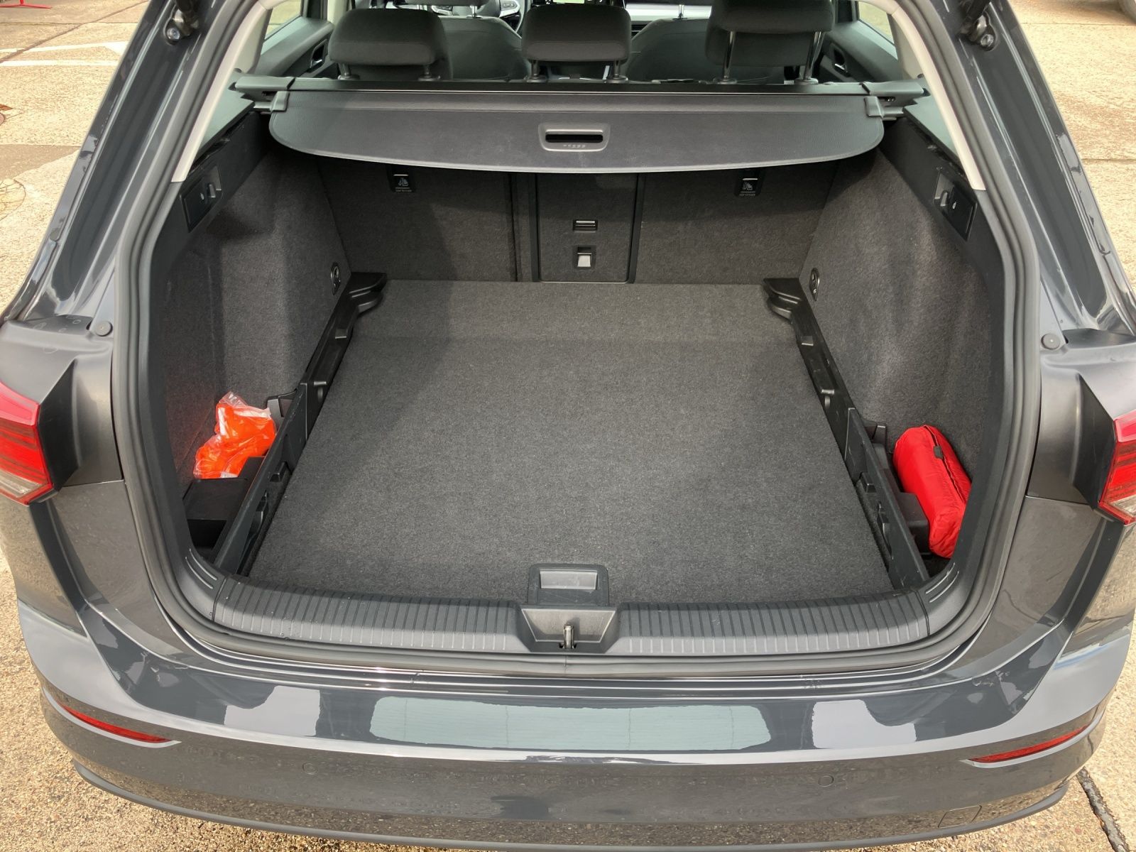 Fahrzeugabbildung Volkswagen Golf VIII Variant Life TDI DSG LED SH PDC Ambien