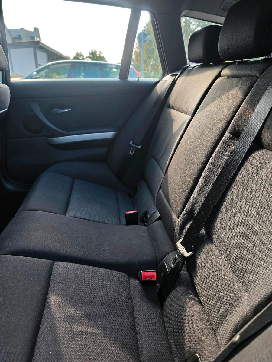 BMW 318 2011 — photo 9