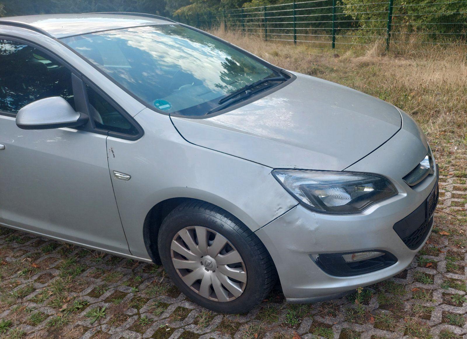 Opel Astra 2013 — interior