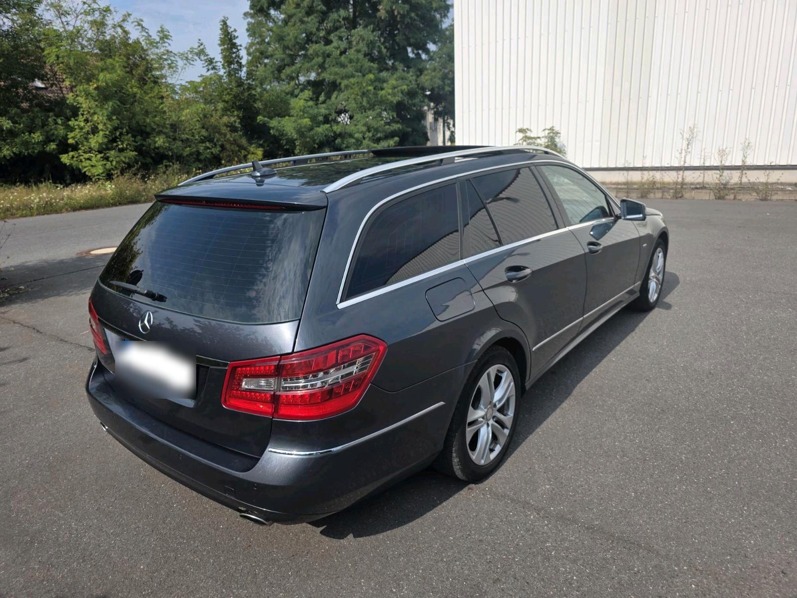 Mercedes-Benz E300 2011 — interior