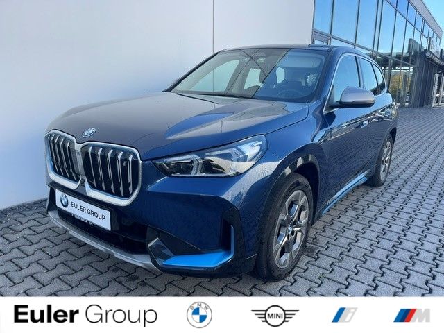 BMW iX1 xDrive 30 xLine AHK SHZ DrivAss HUD LCProf foto 1