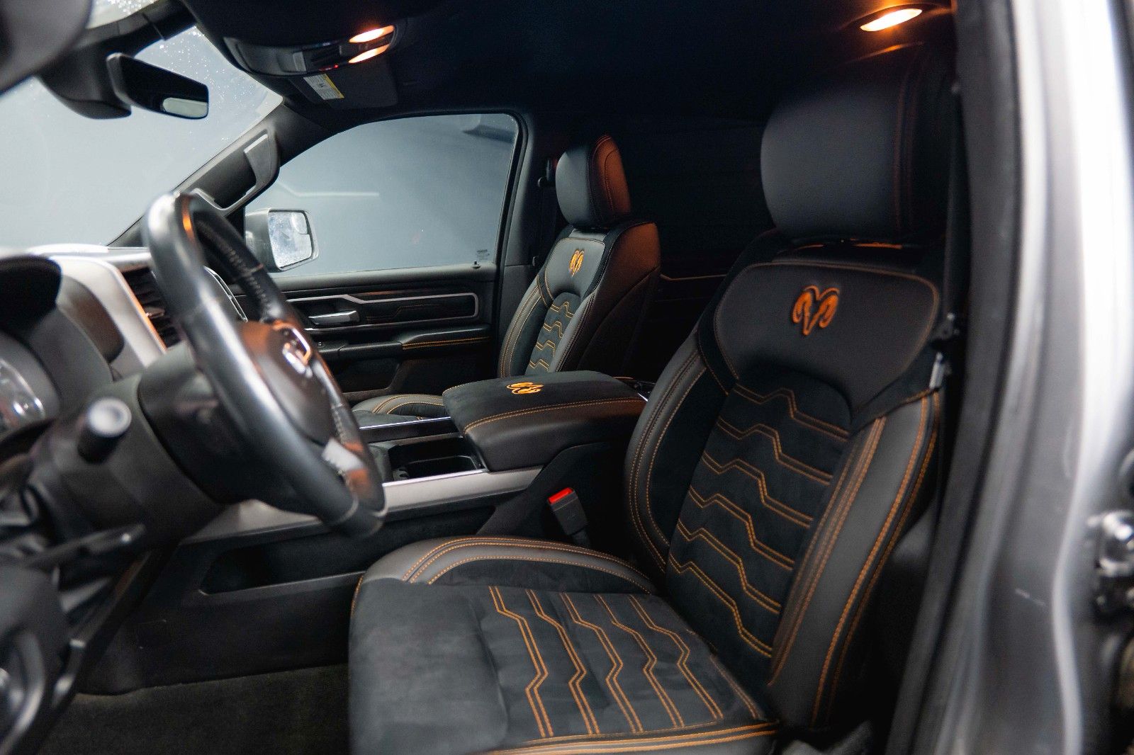 Fahrzeugabbildung Dodge RAM 5.7 V8 HEMI 4x4 OFFROAD Night-Paket *LED*19%