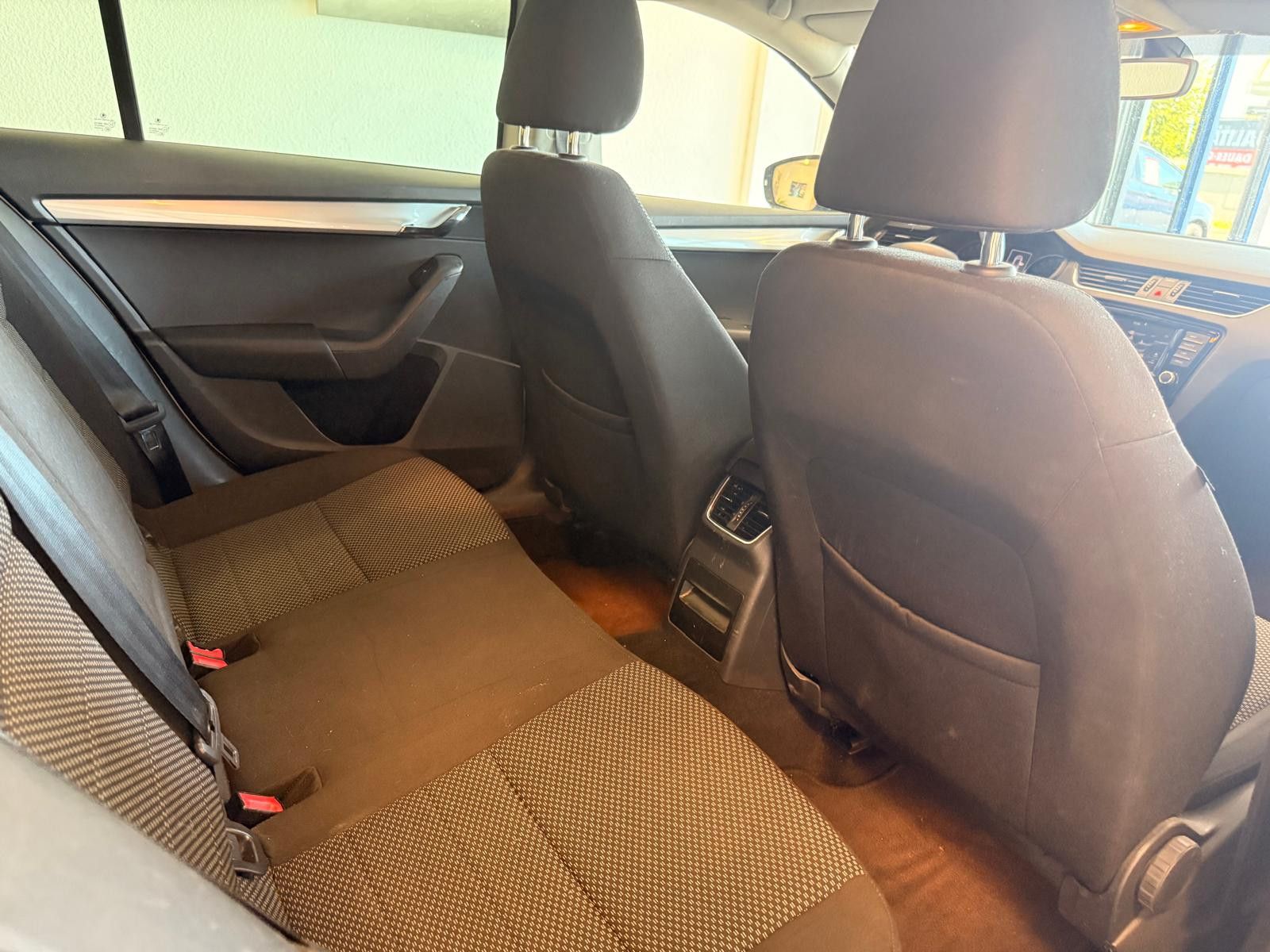 Fahrzeugabbildung SKODA Octavia Combi Ambition/ 1.HAND / NAVI/KLIMA/
