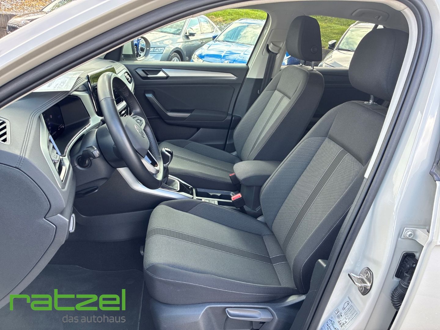 Fahrzeugabbildung Volkswagen T-Roc 1.5 TSI Life Digitales Cockpit LED DAB SHZ