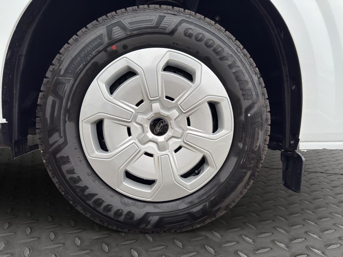 Fahrzeugabbildung Ford Transit Custom Kasten 320 L2 Trend LED, 6 Sitze,