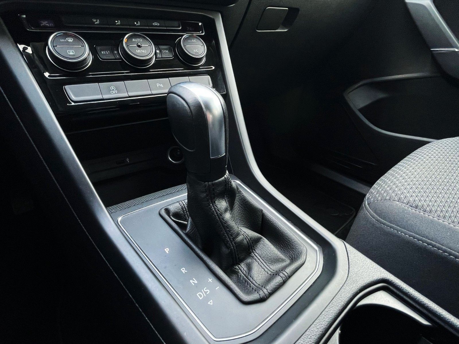 Fahrzeugabbildung Volkswagen Touran 1.5 TSI DSG  NAVI ACC 7-SITZE GANZJ. RFN.