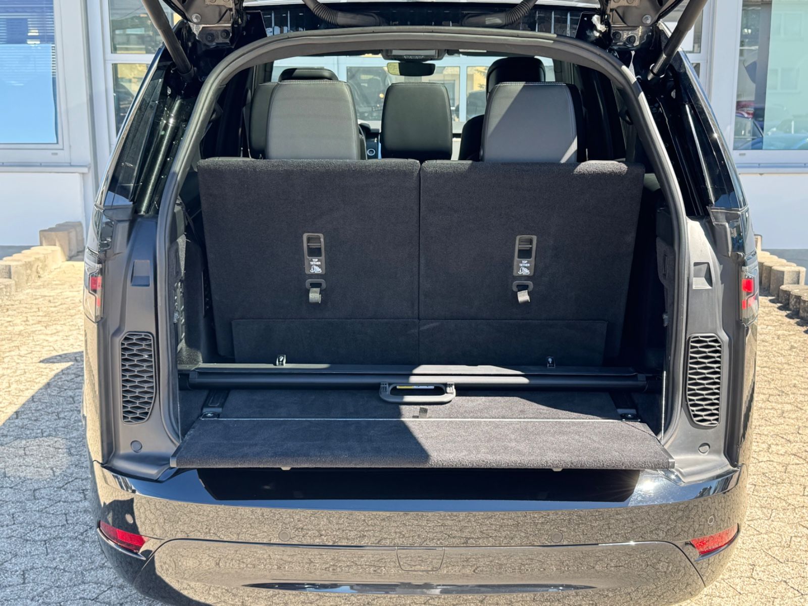 Fahrzeugabbildung Land Rover Discovery  R-Dynamic AWD/7-SITZER/360'°Cam/AHK