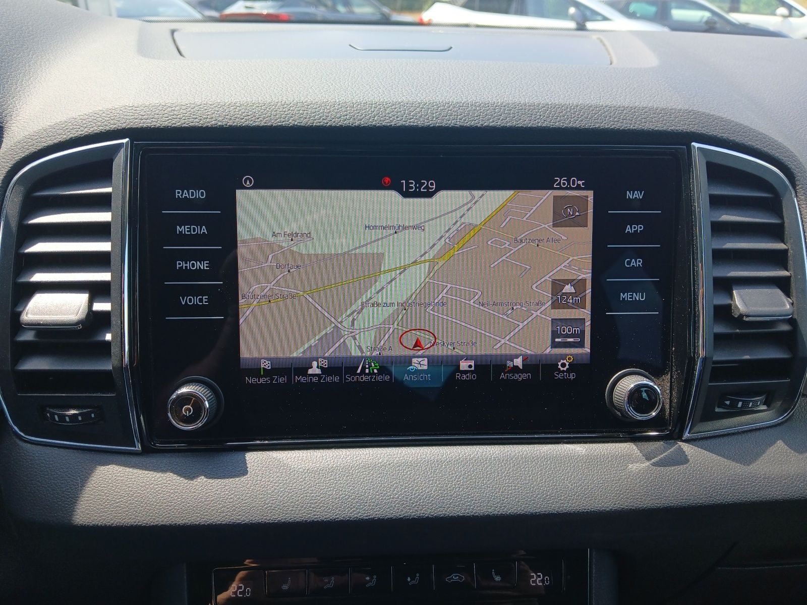 Fahrzeugabbildung SKODA Karoq TSI Ambition  DSG LED Navi GRA PDC SH LM