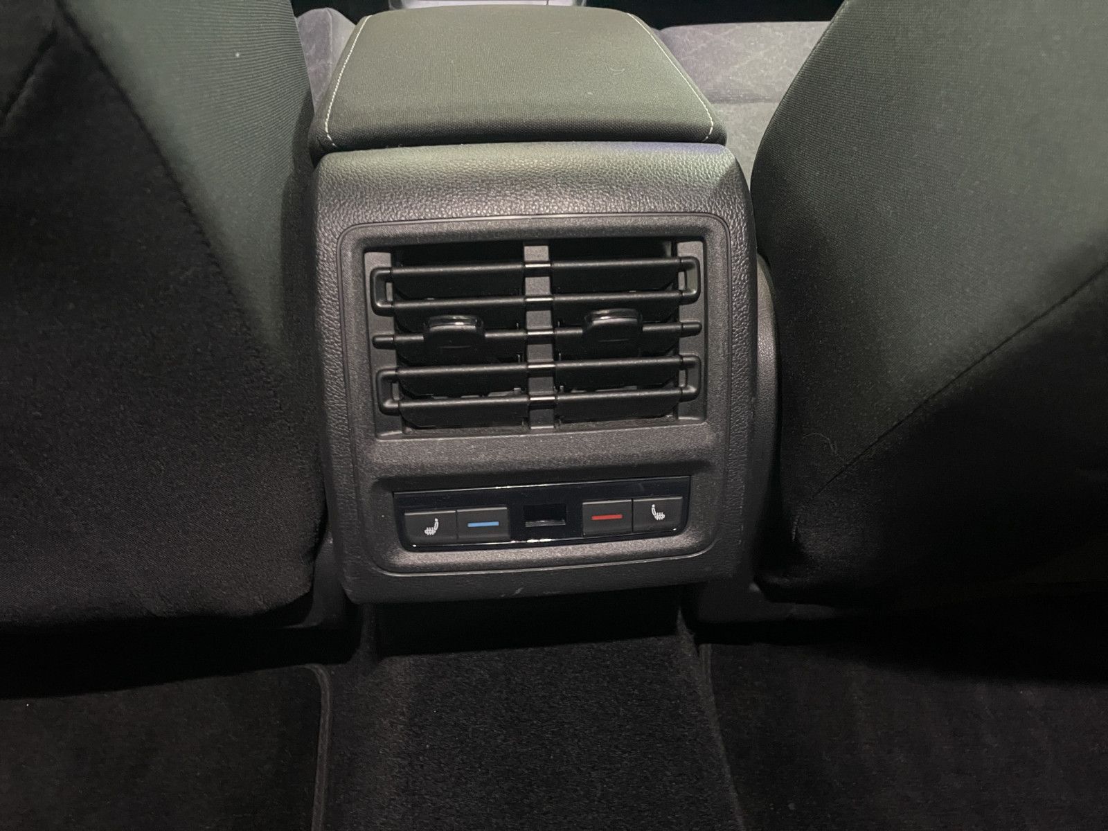 Fahrzeugabbildung Volkswagen Golf VIII*Standheizung*Kamera*Navi*ACC*SitzHZ*