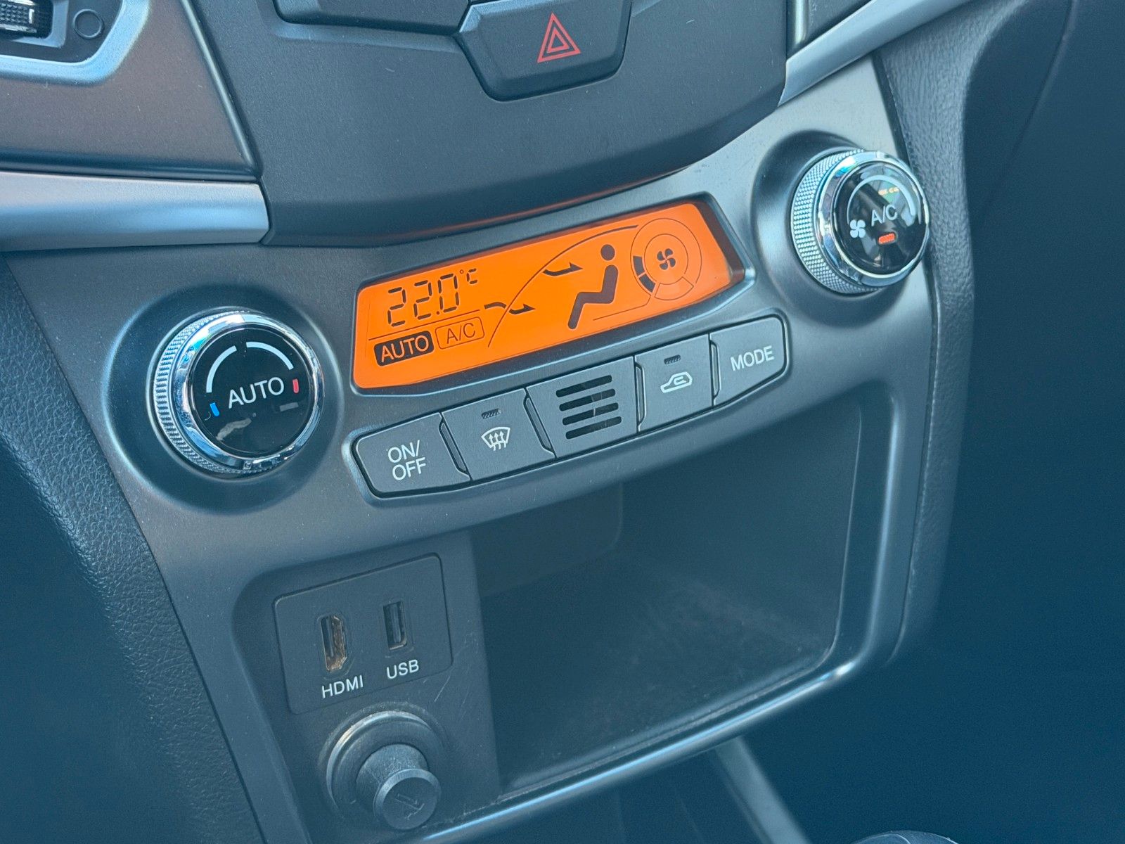 Fahrzeugabbildung Ssangyong Korando 2.2 e-XDi 220 *Nav*8fach*Kamera*AWD*PDC*