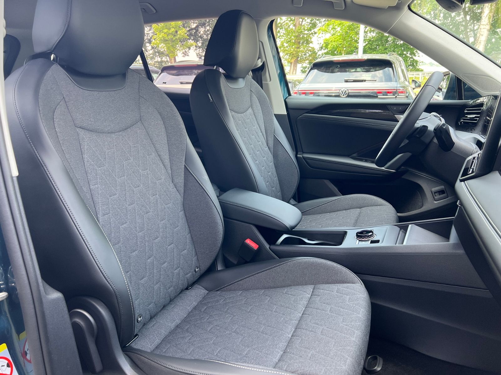 Fahrzeugabbildung Volkswagen Tiguan LIFE 1.5 eTSI DSG *AHK, LED Plus, Kamera,