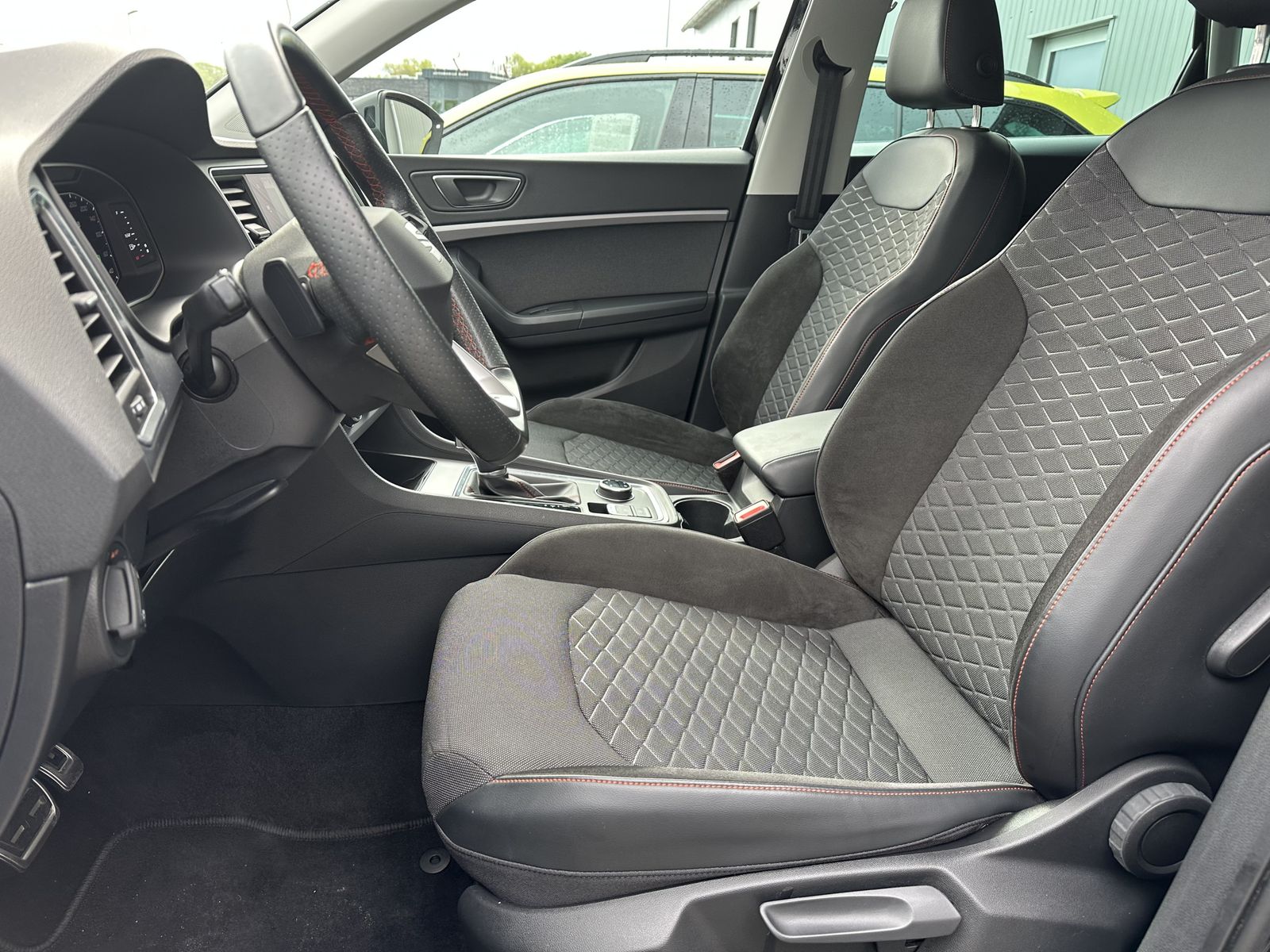 Fahrzeugabbildung SEAT Ateca FR 4Drive NAV+LED+19ZOLL+VCOCKPIT+KAM+ACC