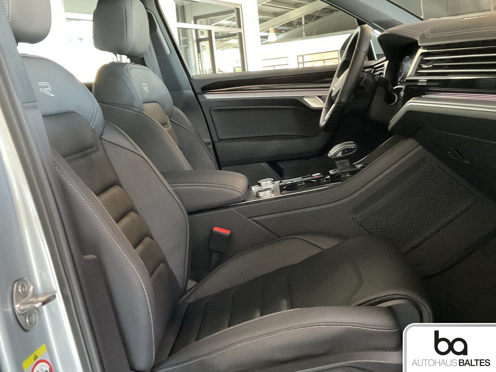 Volkswagen Touareg 3.0 V6 TDI R-Line 4Motion 360° ACC Pano foto 7