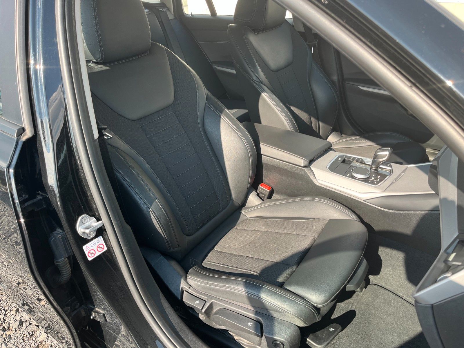 Fahrzeugabbildung BMW 318d Tour Navi Leder Kamera HUD Alarm SPORTSITZE