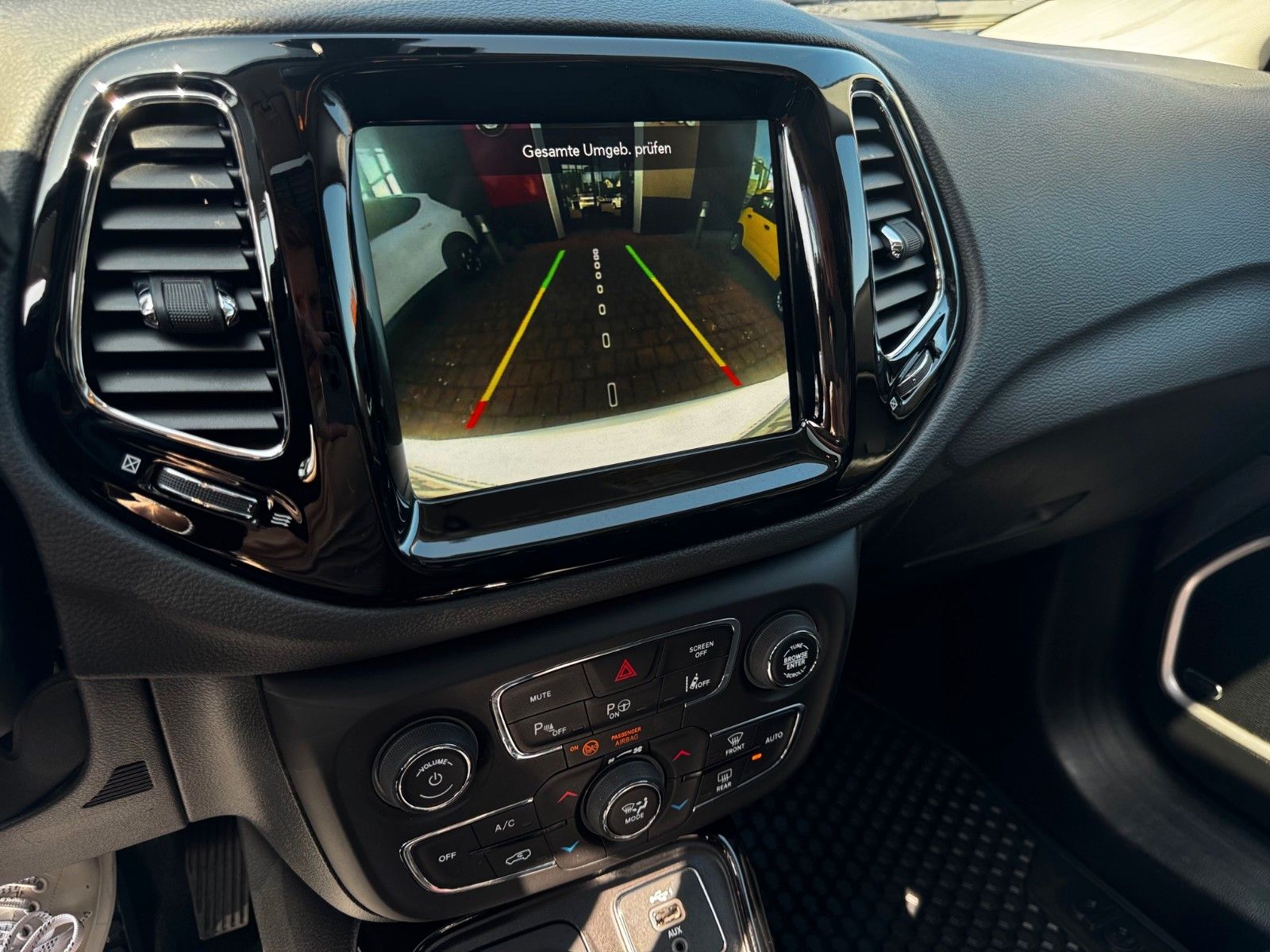 Fahrzeugabbildung Jeep COMPASS LIMITED 4X4 GLASDACH SITZKÜHLUNG DIESEL