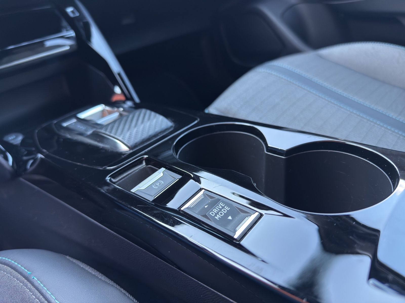 Fahrzeugabbildung Peugeot 2008 Allure 1.5 *CarPlay*SitzHZ*Navi*Kamera*