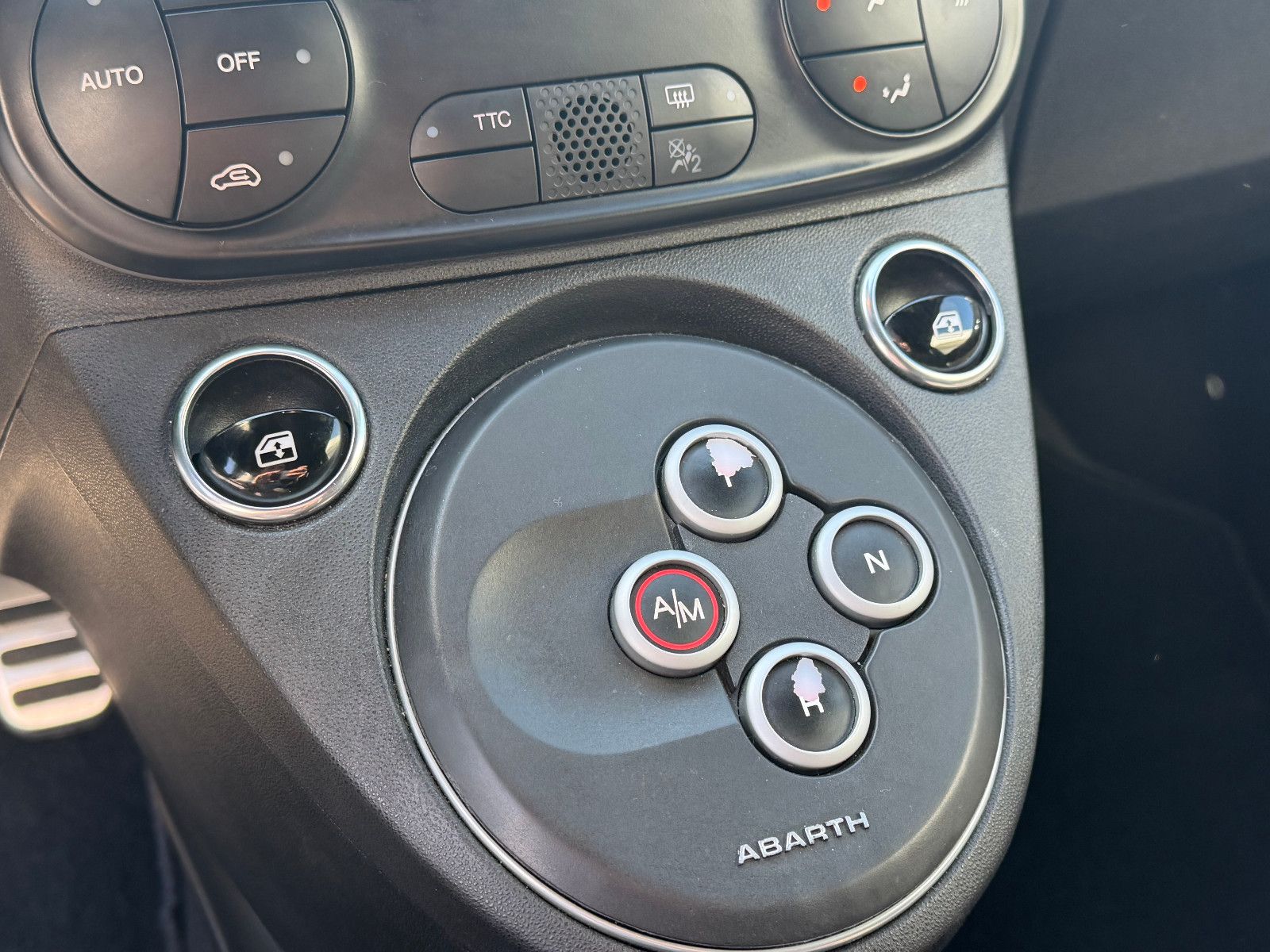 Fahrzeugabbildung Fiat Abarth 695Competizione/CARBON-SITZE/CARBON/BEATS