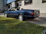 Mercedes-Benz 200 - blaue Mercedes-Benz 200