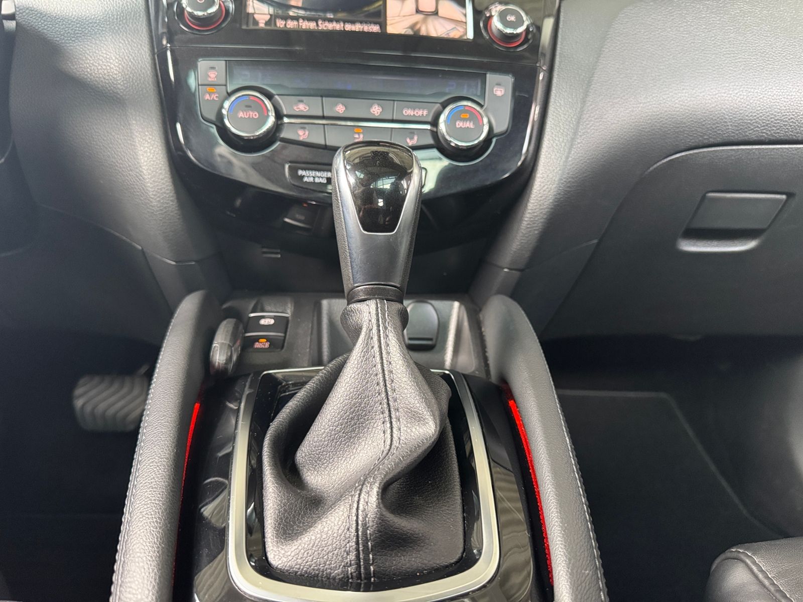 Fahrzeugabbildung Nissan Qashqai Akari PANO RFK AHK NAVI ALU