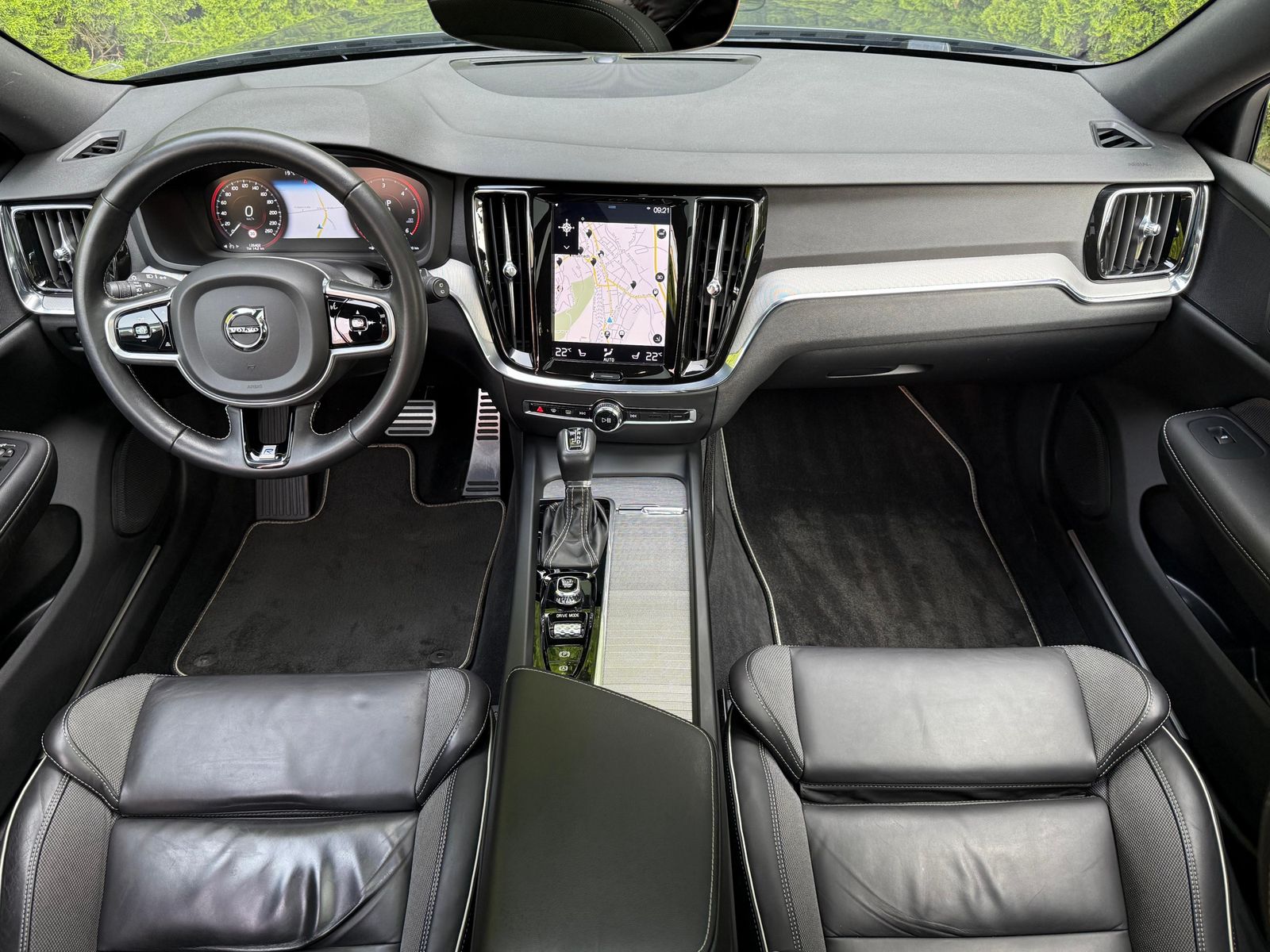Fahrzeugabbildung Volvo V60 D4 Aut. R Design LED+NAV+AHK+SHZ+PANO+360°+