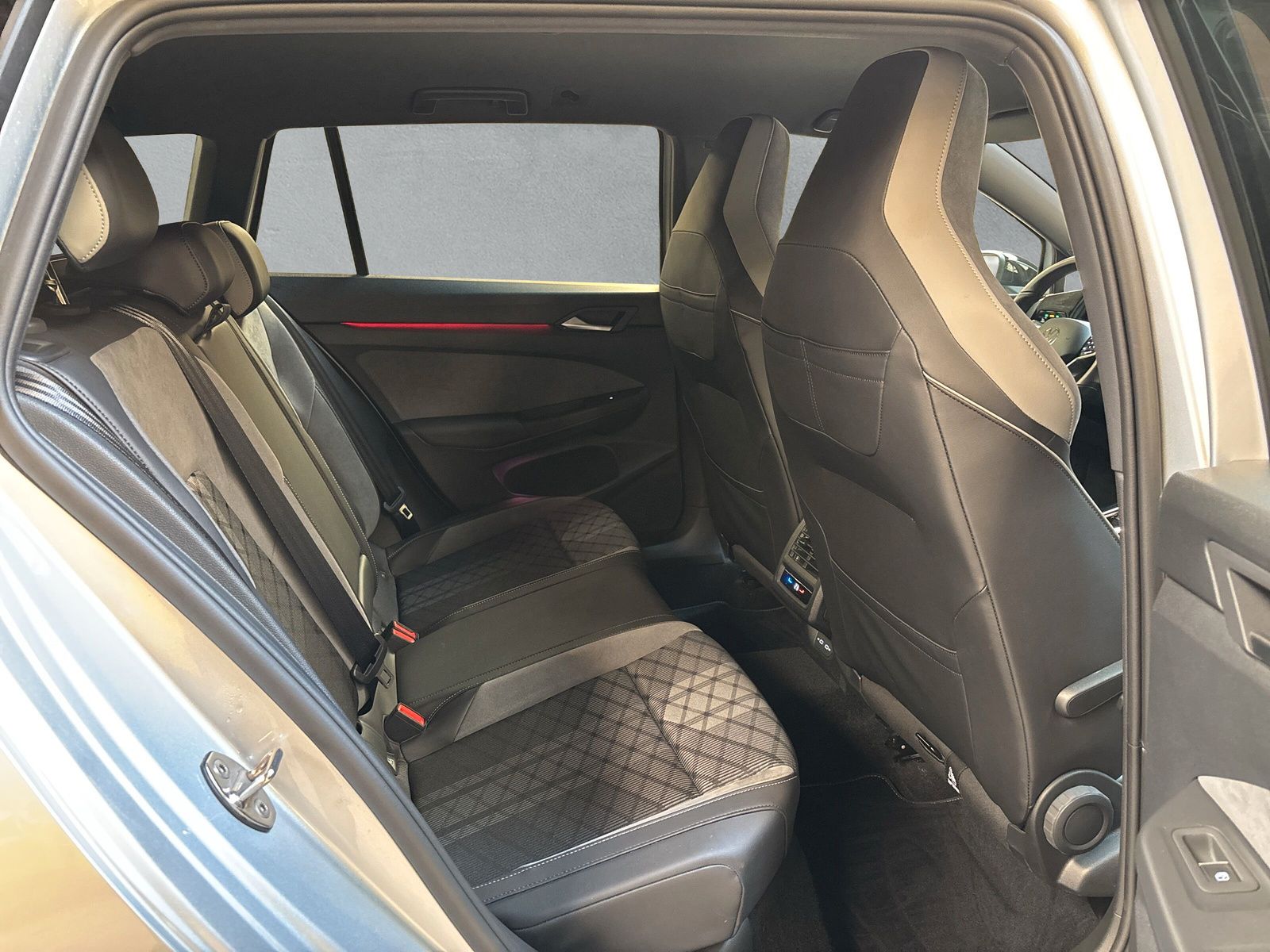 Fahrzeugabbildung Volkswagen Golf Variant 2.0 TDI R-Line AHK Kamera AppConnec