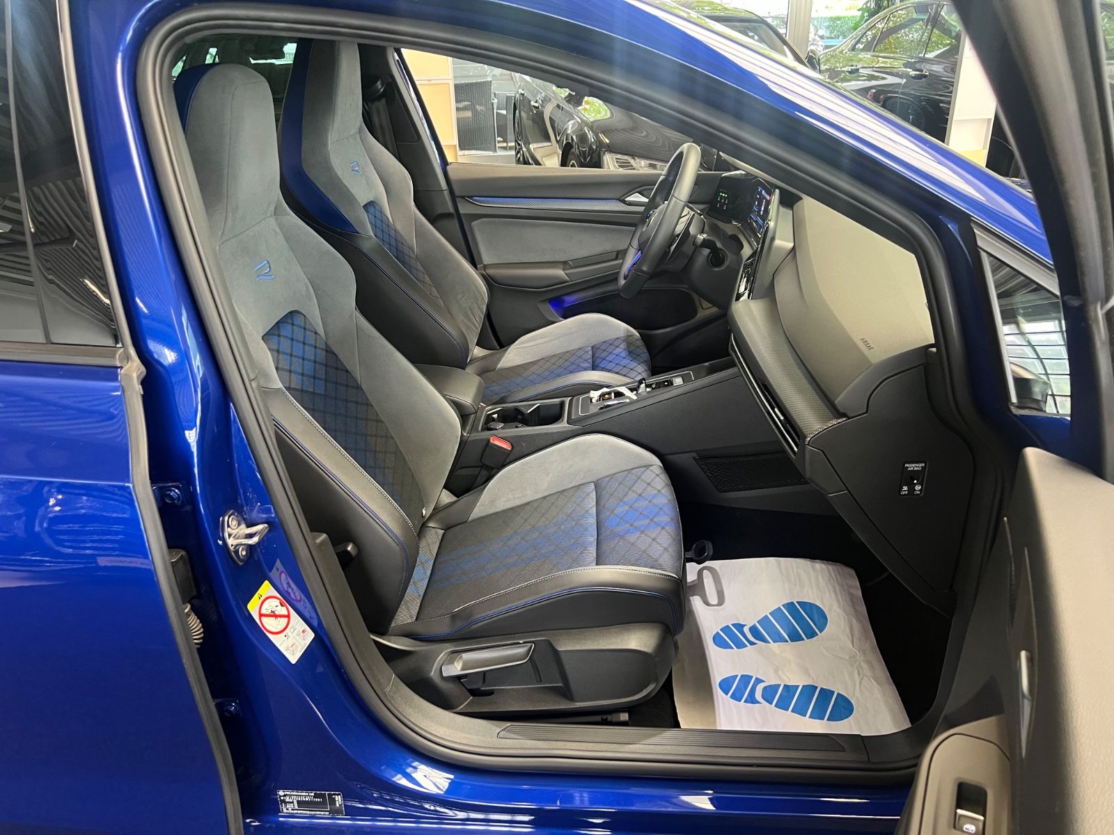Fahrzeugabbildung Volkswagen Golf VIII Lim. R 4Motion *LAPIZ BLUE*KAMERA*IQ*