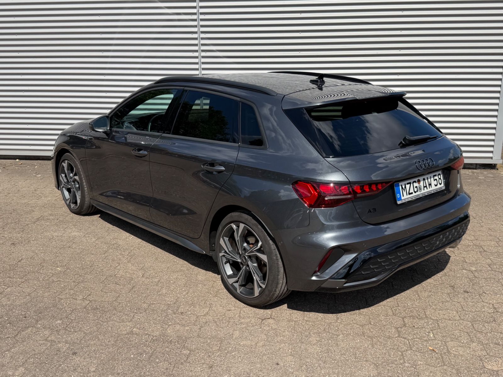 Fahrzeugabbildung Audi A3 Sportback 35TFSI S-line NAVI SHZ