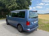 Volkswagen T6 California Beach AHK - blaue Volkswagen T6 California