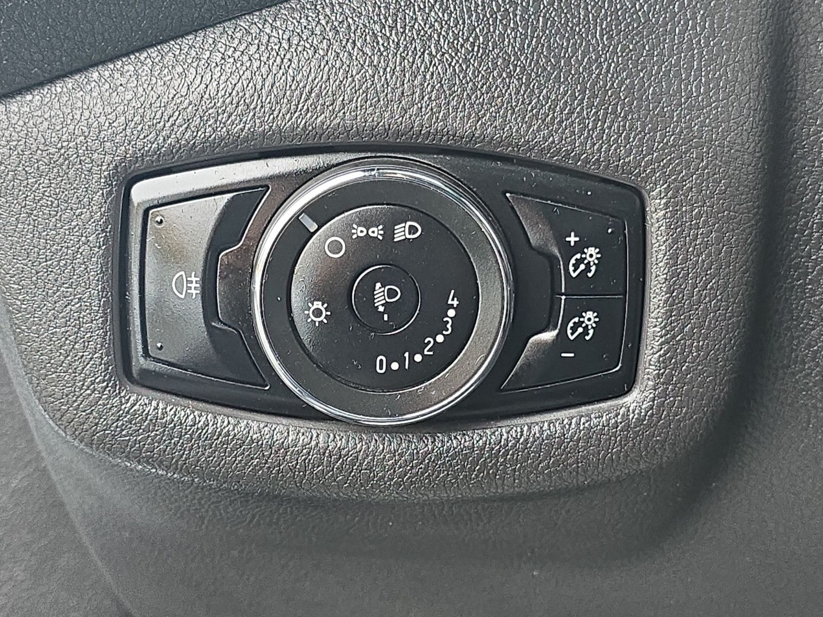 Fahrzeugabbildung Ford Transit Connect Kasten 8 FACH BEREIFT