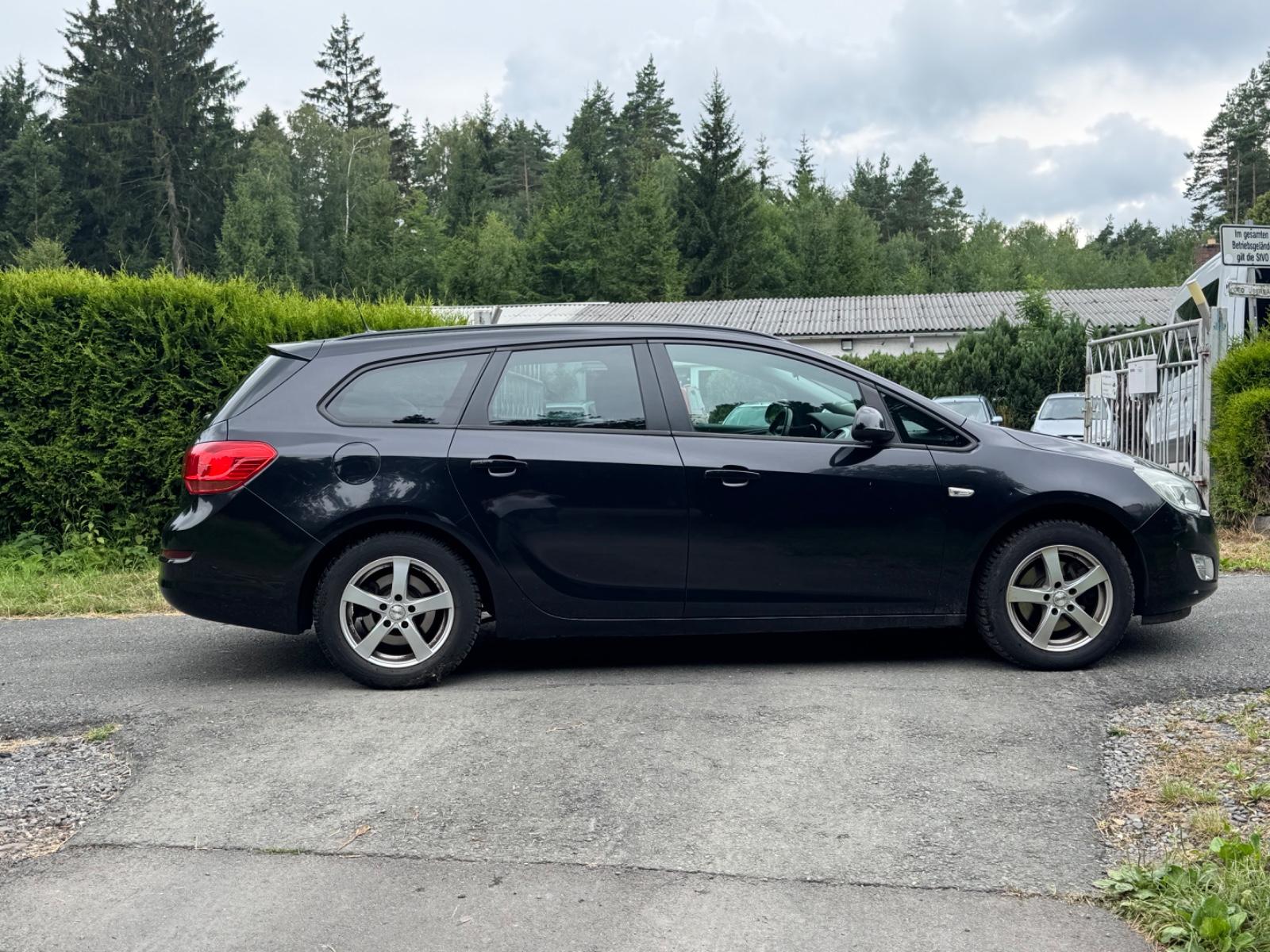 Opel Astra 2011 — photo 8