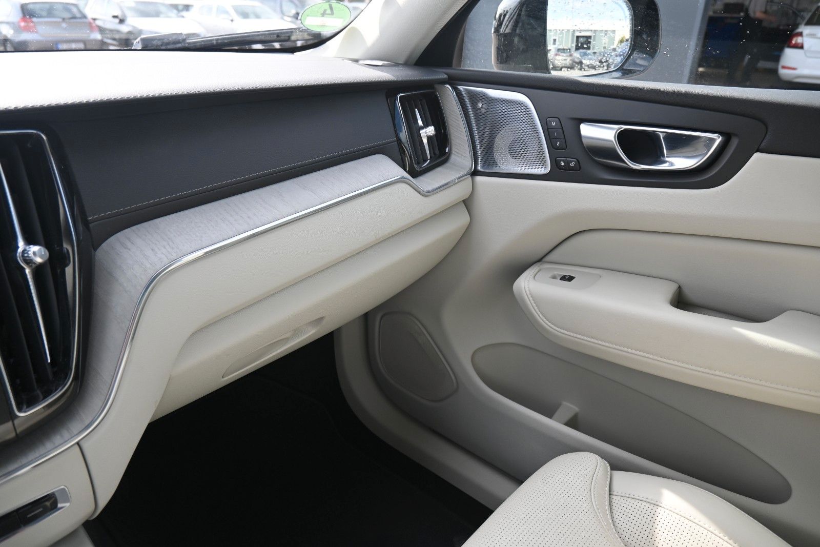 Fahrzeugabbildung Volvo XC60 B5 D Ultimate Dark AWD*B&W*LUFT*360°*STHZG*