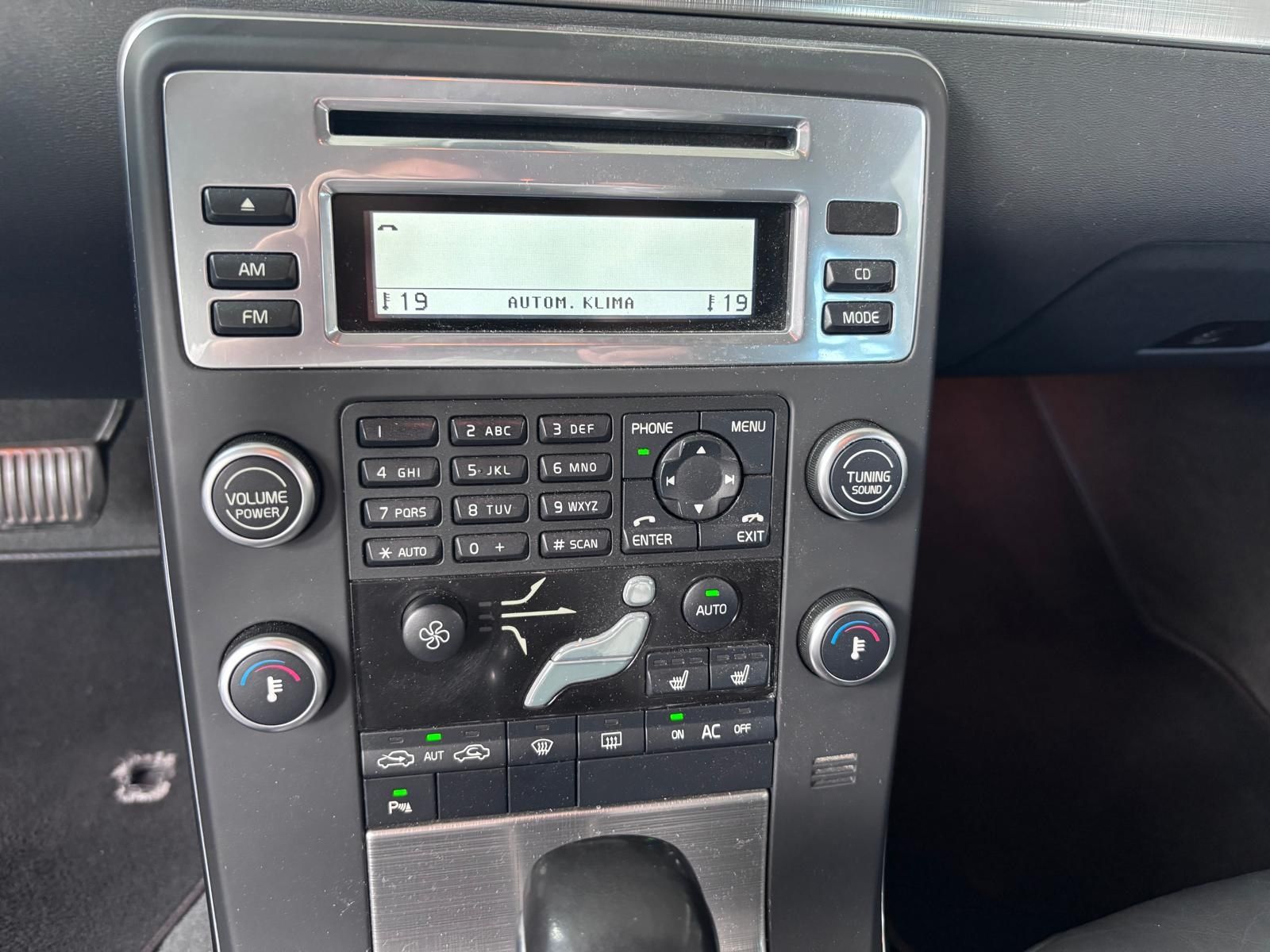 Fahrzeugabbildung Volvo V70 Kombi Momentum KLIMA NAVI ALU