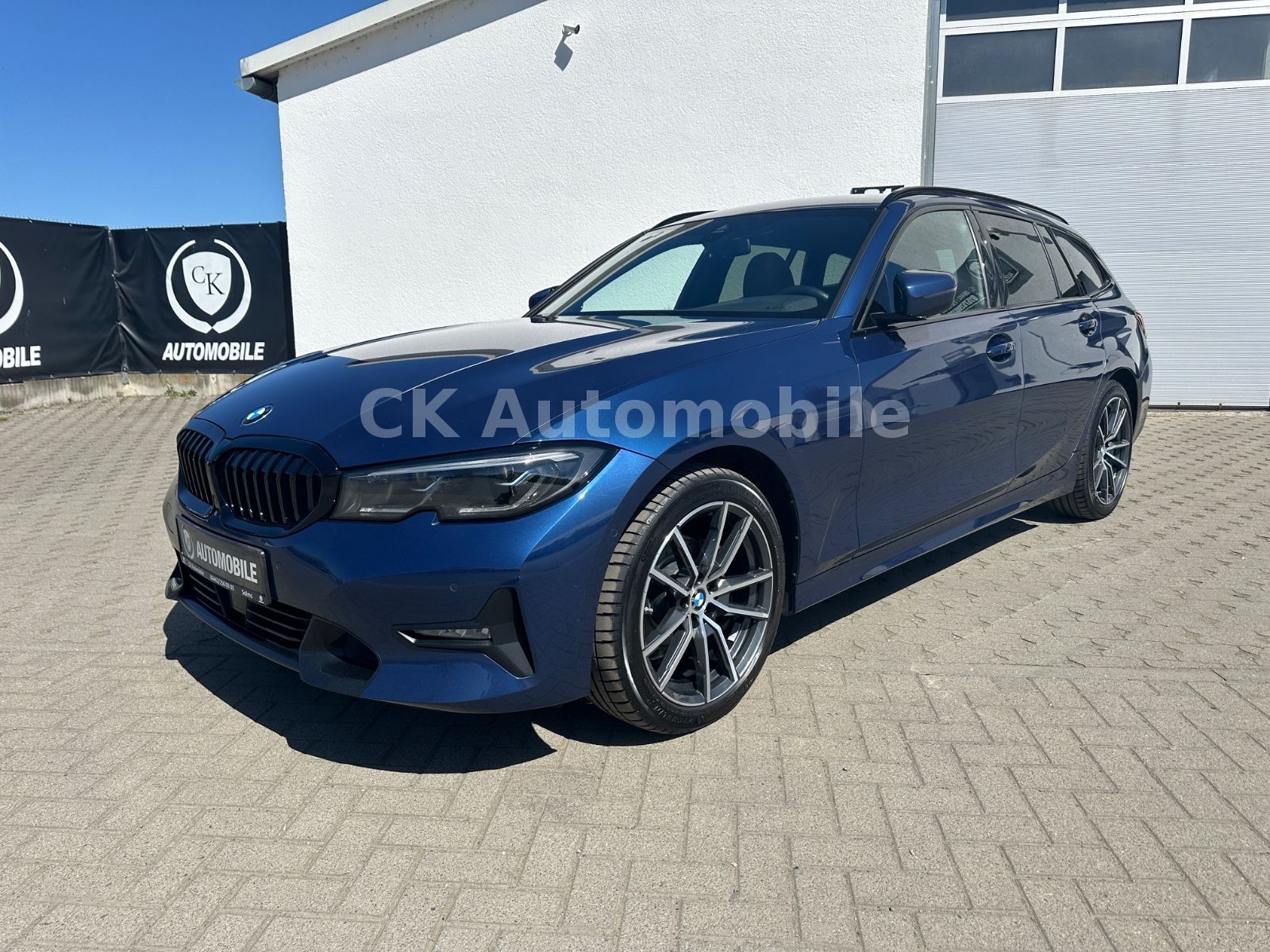 Fahrzeugabbildung BMW 318d Touring Sport-Line/Shadow-Line/Navi/Laser