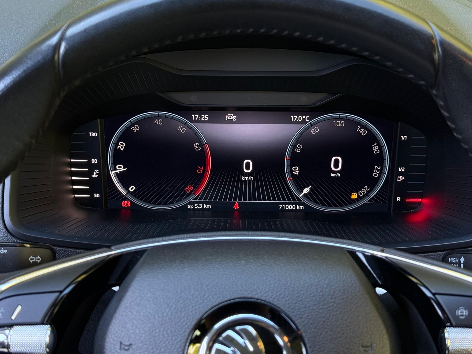 Fahrzeugabbildung SKODA Karoq 1.5 TSI Ambition LED+KAMERA+VIRT+CARPL+DAB