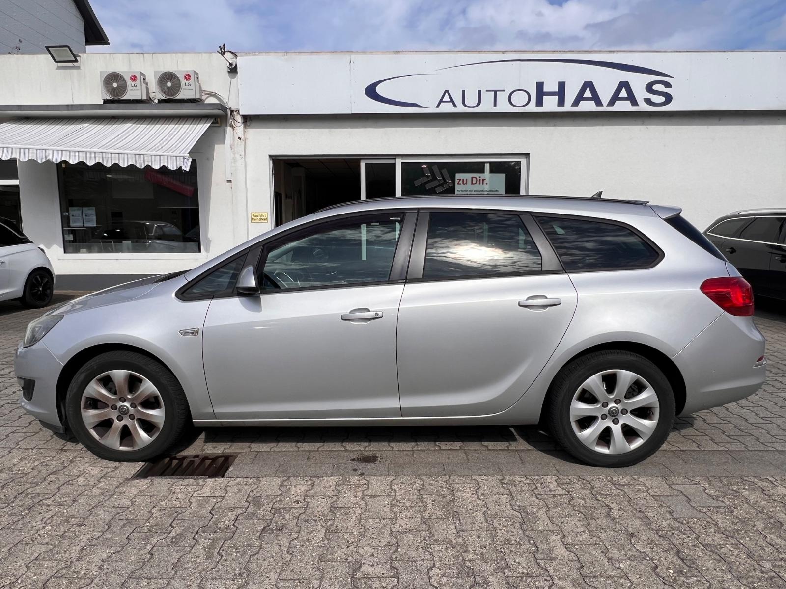 Opel Astra 2012 — rear view