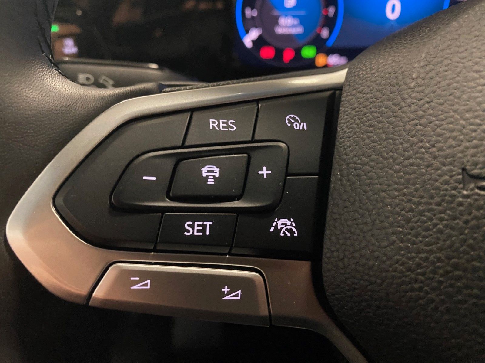 Fahrzeugabbildung Volkswagen Golf 1.5 eTSI OPF 110kW DSG Life+NAVI+KAMERA+ACC