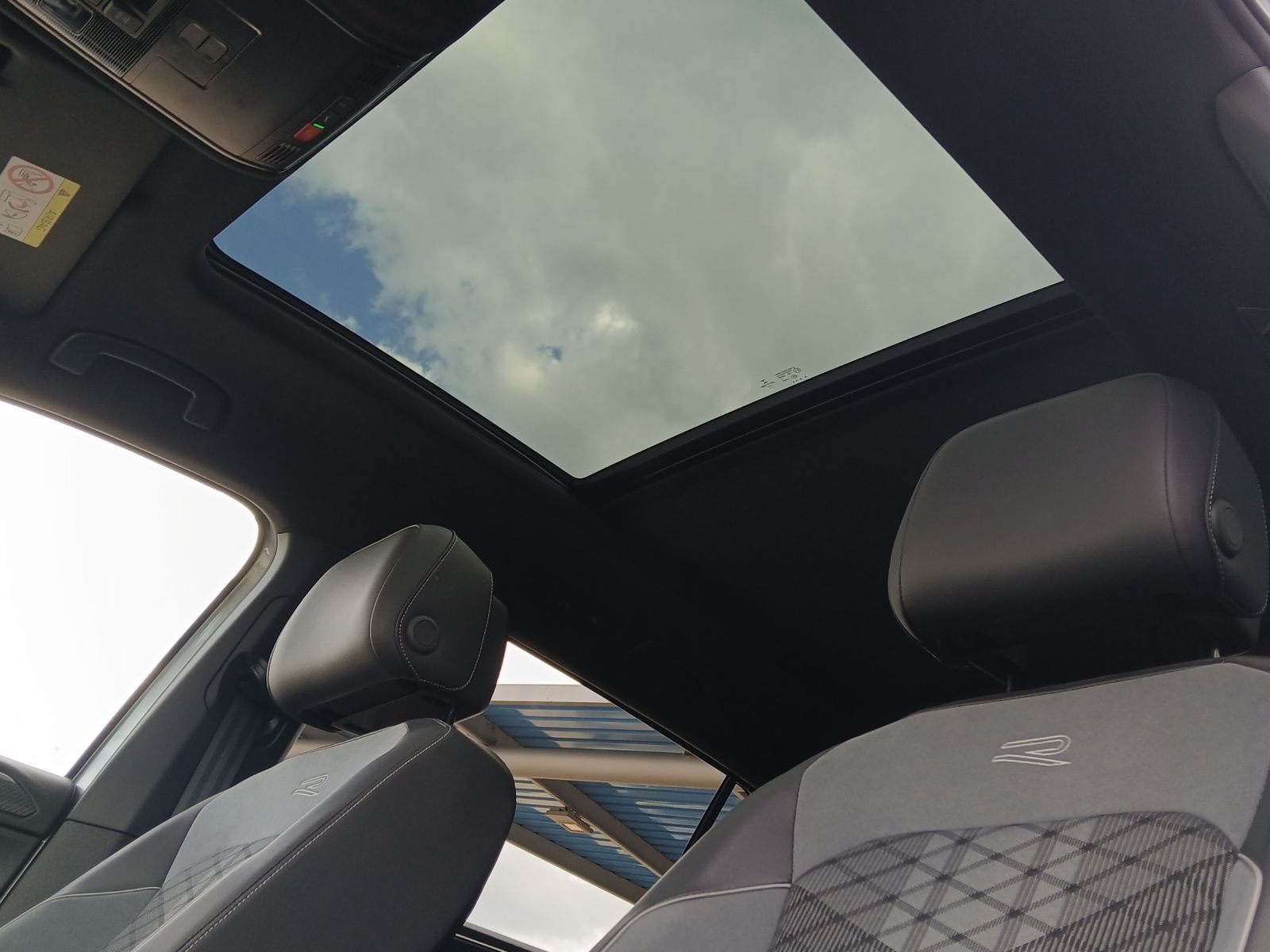 Fahrzeugabbildung Volkswagen Tiguan Allspace TSI R-Line DSG 4M IQ.Light Navi