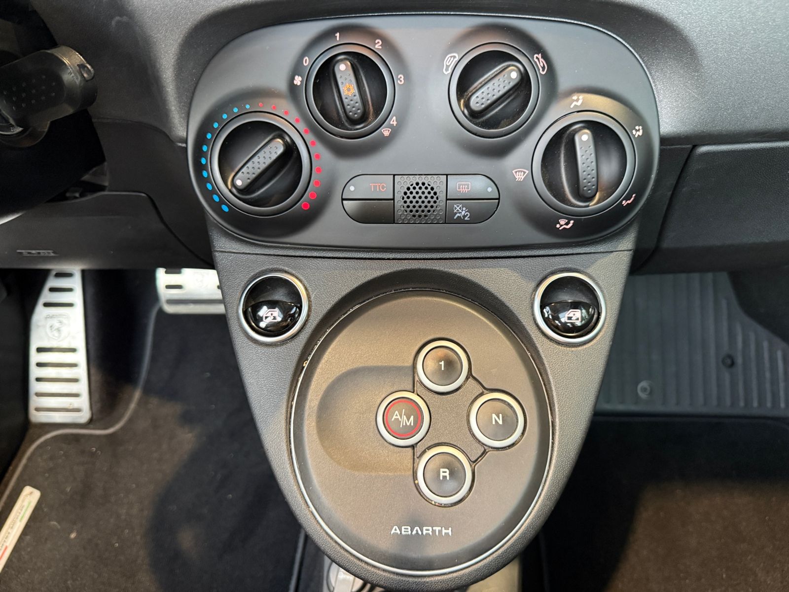 Fahrzeugabbildung Abarth 695C SABELT BREMBO RED-Paket CarPlay