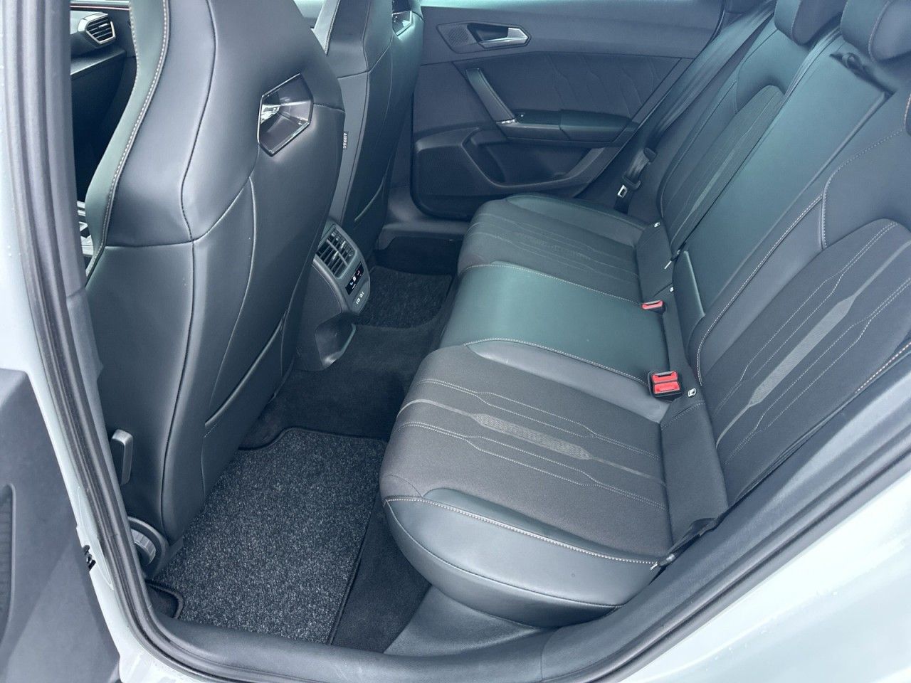 Fahrzeugabbildung CUPRA Leon Sportstourer 2.0 TSI 245 PS DSG - mit KI generiert/bearbeitet
